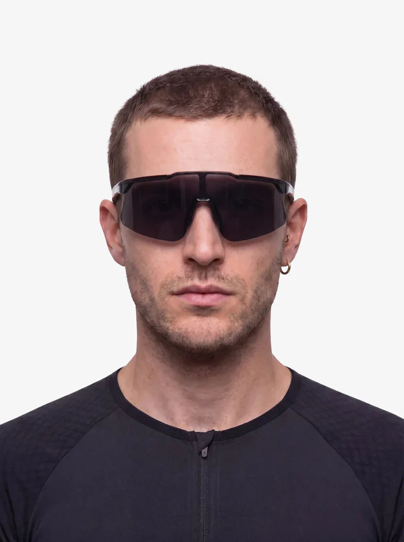 [Black] 06 - Hombre con las gafas puestas