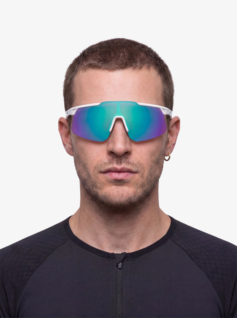 [Blue White] 06 - Hombre con las gafas puestas