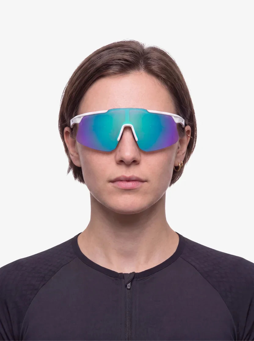 [Blue White] 05 - Mujer con las gafas puestas