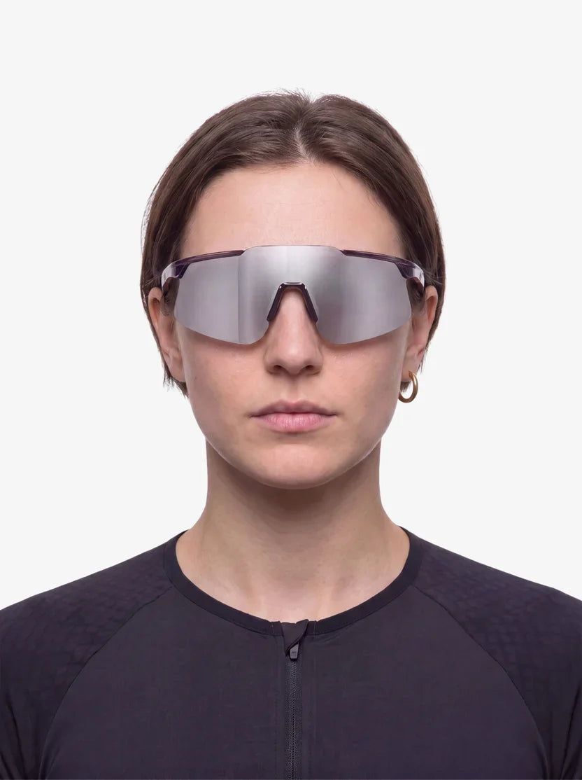 [Clear Black] 05 - Mujer con las gafas puestas