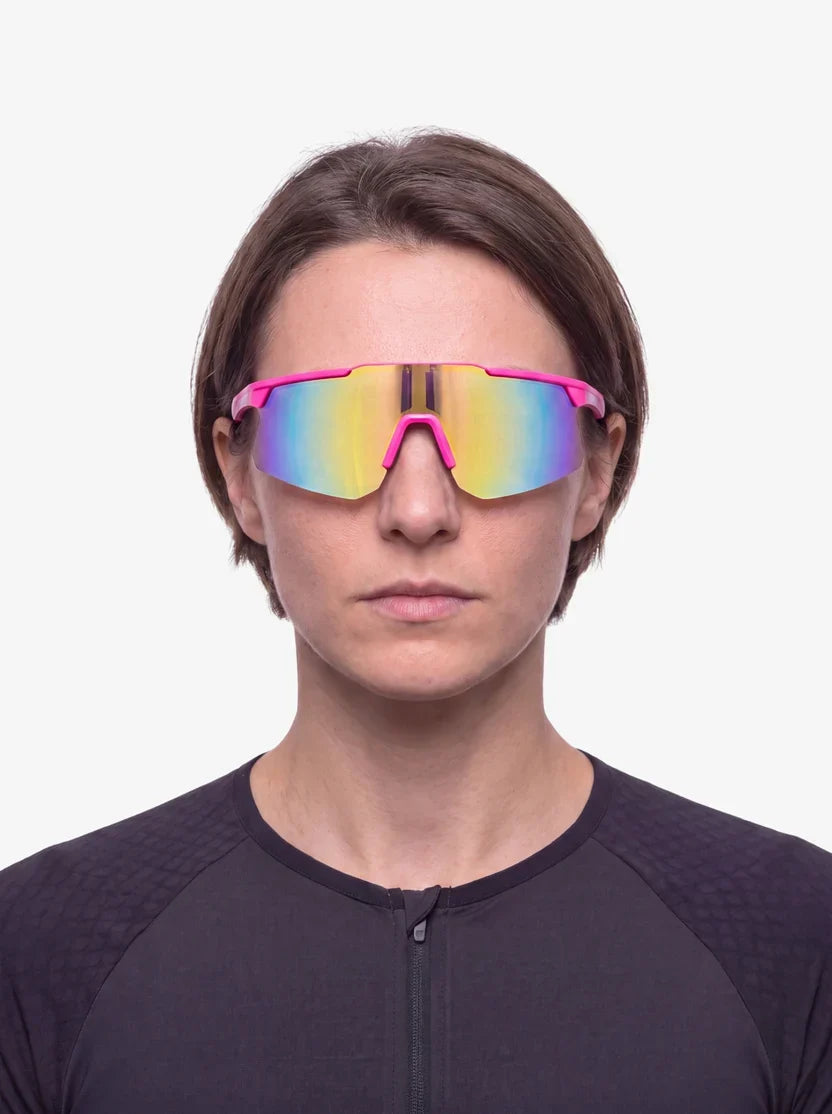 [Pink White] 05 - Mujer con las gafas puestas
