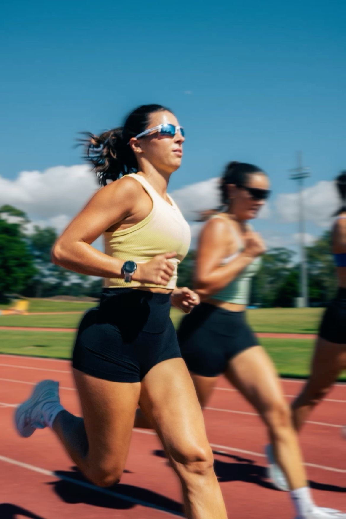 Deportista en movimiento con gafas de sol deportivas